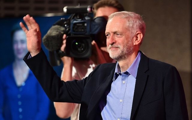 Jeremy Corbyn vient d'être élu nouveau chef du parti d'opposition travailliste britannique, à Londres, le 12 septembre 2015. (Crédit : AFP PHOTO / BEN STANSALL) Jeremy Corbyn vient d'être élu nouveau chef du parti d'opposition travailliste britannique, à Londres, le 12 septembre 2015. (Crédit : AFP PHOTO / BEN STANSALL)