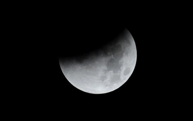 Une grosse "super lune" pendant les phases d'une éclipse totale à Trébons sur la Grasse, dans le sud de la France, le 28 septembre 2015. (Crédit : AFP/Rémy Gabalda)
