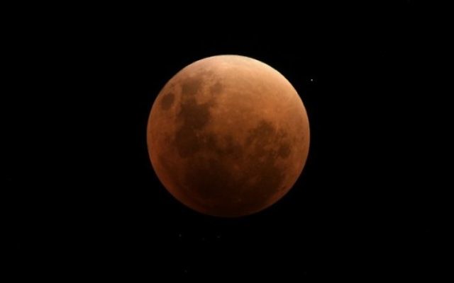Photo de la lune lors d'une éclipse totale à Buenos Aires le 27 septembre 2015 (Crédit : AFP PHOTO / JUAN MABROMATA)