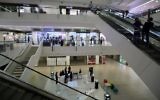 Les magasins iraniens dans un centre commercial dans le nord de la capitale Téhéran, le 19 août 2015. Les experts disent que la levée attendue des sanctions imposées sur le programme nucléaire controversé de l'Iran va ouvrir la porte à une manne potentielle de produits, en particulier pour les produits occidentaux importés. (Crédit : AFP PHOTO / ATTA KENARE)