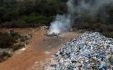 Des ordures dans une décharge temporaire située dans une zone boisée dans le domaine de Qunnabet Broumana au nord de Beyrouth, le 7 septembre, 2015. (Crédit : AFP PHOTO / JOSEPH EID)