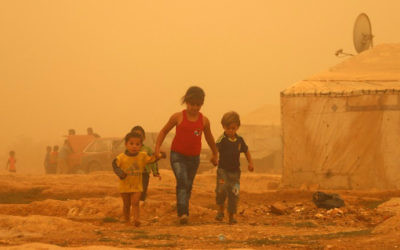 Les enfants syriens à pied au milieu de la poussière pendant une tempête de sable le 7 septembre 2015 au camp de réfugiés en périphérie de la ville libanaise  de Baalbek. (Crédit : AFP PHOTO / STR)
