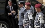Des gardes d'honneur libanais accueillant le Premier ministre britannique David Cameron avant sa rencontre avec son homologue libanais Tammam Salam, à Beyrouth, le 14 septembre 2015. (Crédit : Bilal Hussein/AFP PHOTO/POOL)