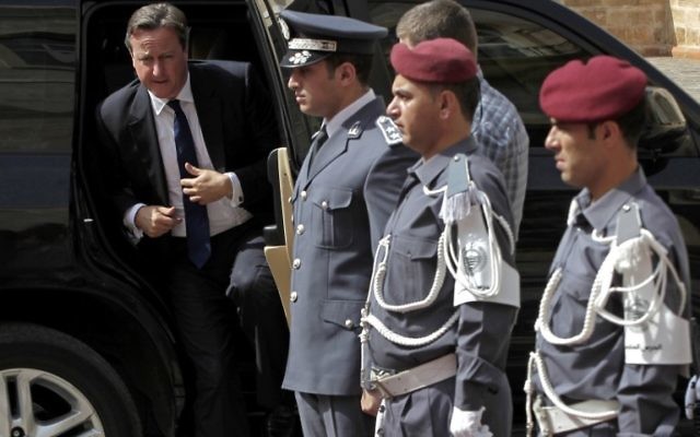 Des gardes d'honneur libanais accueillant le Premier ministre britannique David Cameron avant sa rencontre avec son homologue libanais Tammam Salam, à Beyrouth, le 14 septembre 2015. (Crédit : Bilal Hussein/AFP PHOTO/POOL) Des gardes d'honneur libanais accueillant le Premier ministre britannique David Cameron avant sa rencontre avec son homologue libanais Tammam Salam, à Beyrouth, le 14 septembre 2015. (Crédit : Bilal Hussein/AFP PHOTO/POOL)