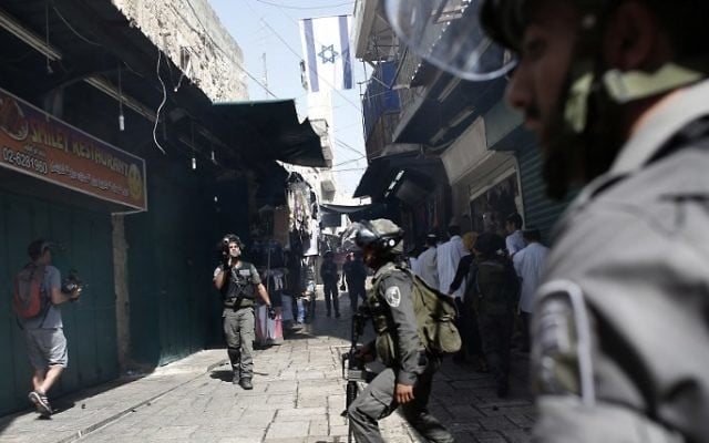 La police utilise des grenades assourdissantes pour disperser des manifestants palestiniens dans une rue du quartier musulman de la Vieille Ville de Jérusalem au cours des échauffourées avec la police sur le Mont du Temple le 15 septembre,2015. (AFP PHOTO / THOMAS COEX)