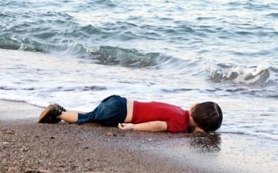 Ayral Kurdi, petit enfant noyé sur une plage d'une station balnéaire de Bodrum après le naufrage du bateau qu'il le transportait pour échapper à la Syrie le 2 septembre 2015 (Crédit : AFP / DOGAN AGENCE DE NOUVELLES)