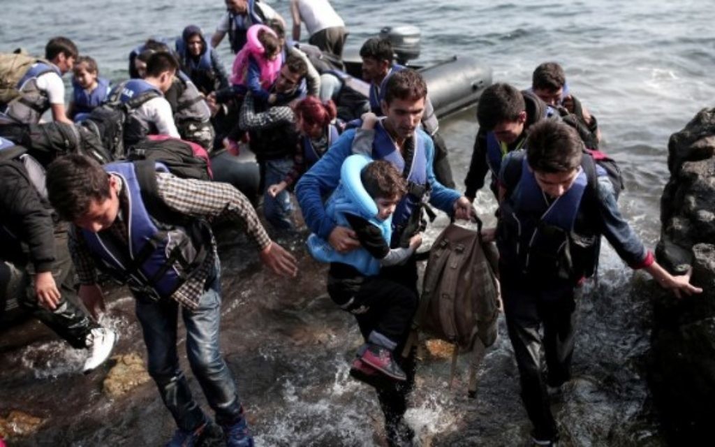 Des réfugiés syriens accostent sur l'île de Lesbos, après avoir traversé la mer Egée, le 3 septembre 2015 (Crédit : ANGELOS TZORTZINIS/ AFP) Des réfugiés syriens accostent sur l'île de Lesbos, après avoir traversé la mer Egée, le 3 septembre 2015 (Crédit : ANGELOS TZORTZINIS/ AFP)