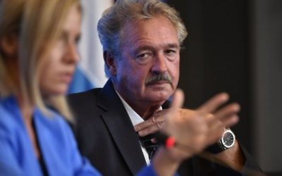 Le ministre luxembourgeois des Affaires étrangères Jean Asselborn (D) lors d'une conférence de presse  de la réunion du Conseil Affaires étrangères de l'UE à Luxembourg, le 5 septembre 2015. (John Thys / AFP)