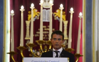Le Premier ministre français Manuel Valls prononce un discours à la synagogue Nazareth, dans le cadre de la présentation des voeux de bonnes années de l'Etat français à la communauté juive, le 8 septembre, 2015 Paris (Crédit : AFP PHOTO / BERTRAND GUAY)