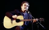 Photo prise le 18 décembre 1988 du chanteur français Guy Beart lors d'un concert à l'Olympia à Paris. Beart est mort âgé de 85 ans, le 16 Septembre, 2015 à Garches, en banlieue de Paris  (Crédit : AFP PHOTO / PIERRE VERDY)