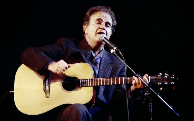 Photo prise le 18 décembre 1988 du chanteur français Guy Beart lors d'un concert à l'Olympia à Paris. Beart est mort âgé de 85 ans, le 16 Septembre, 2015 à Garches, en banlieue de Paris  (Crédit : AFP PHOTO / PIERRE VERDY)