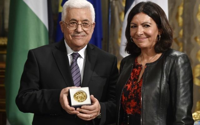 Le président de l'Autorité palestinienne Mahmoud Abbas (à gauche) pose à côté de la maire de Paris, Anne Hidalgo, après avoir reçu la médaille de Paris au cours d'une célébration de la Journée internationale de la paix le 21 septembre 2015 à l'hôtel de ville de Paris (Crédit : AFP PHOTO / DOMINIQUE FAGET) Le président de l'Autorité palestinienne Mahmoud Abbas (à gauche) pose à côté de la maire de Paris, Anne Hidalgo, après avoir reçu la médaille de Paris au cours d'une célébration de la Journée internationale de la paix le 21 septembre 2015 à l'hôtel de ville de Paris (Crédit : AFP PHOTO / DOMINIQUE FAGET)