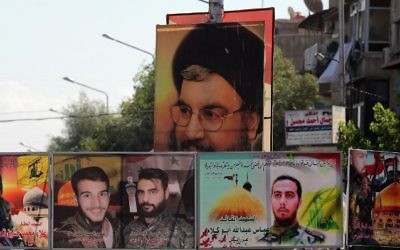 Un fichier image pris le 21 septembre 2015 montre un portrait de Hassan Nasrallah (en haut), le chef du mouvement du Hezbollah du Liban, et des portraits de membres tués au combat affichés dans une rue de la capitale syrienne, Damas. (Crédit : AFP PHOTO / JOSEPH EID)