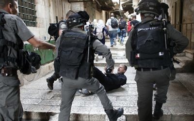 Un Palestinien allongé sur une ruelle menant au mont du Temple dans la Vieille Ville de Jérusalem après des échauffourées avec la police anti-émeute israélienne le 14 septembre 2015 (Crédit : AFP PHOTO / THOMAS COEX)