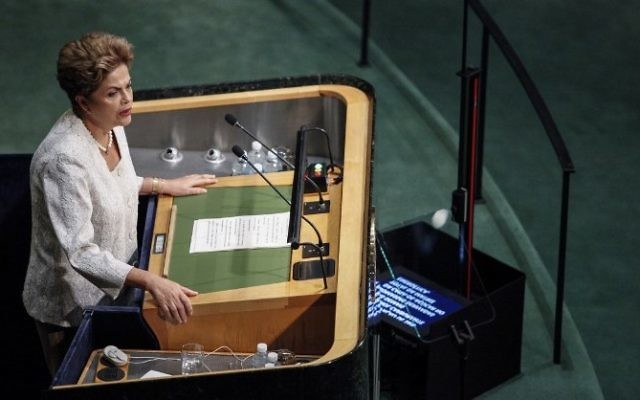 La président du Brésil, Dilma Rousseff, à la 70e session de l'Assemblée générale des Nations unies, le 28 Septembre 2015 à New York (Crédit : AFP / KENA BETANCUR) La président du Brésil, Dilma Rousseff, à la 70e session de l'Assemblée générale des Nations unies, le 28 Septembre 2015 à New York (Crédit : AFP / KENA BETANCUR)