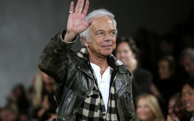 Ralph Lauren en février 2008 à la fin d'un de ses défilés à New York (Crédit : NICHOLAS ROBERTS / AFP)