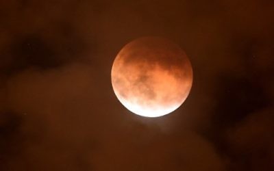 La lune de sang visible depuis Burbank, en Californie, le 27 Septembre 2015. (Crédit : Kevin Winter/Getty Images/AFP)