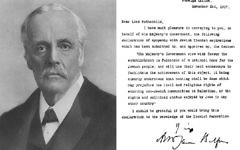 Lord Arthur James Balfour, secrétaire aux Affaires étrangères du Royaume-Uni en 1917, et le texte de la déclaration qui porte son nom et soutient l'établissement d'un foyer national juif en Palestine. (Crédit : Wikipédia/Domaine public)