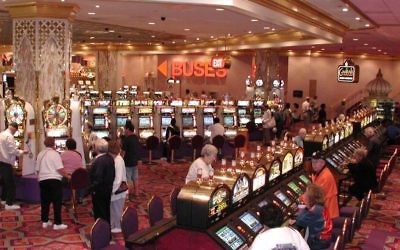 Machines à sous dans un casino à Atlantic City aux États-Unis en 2006. (Crédit : CC BY-SA Wikimedia Commons)