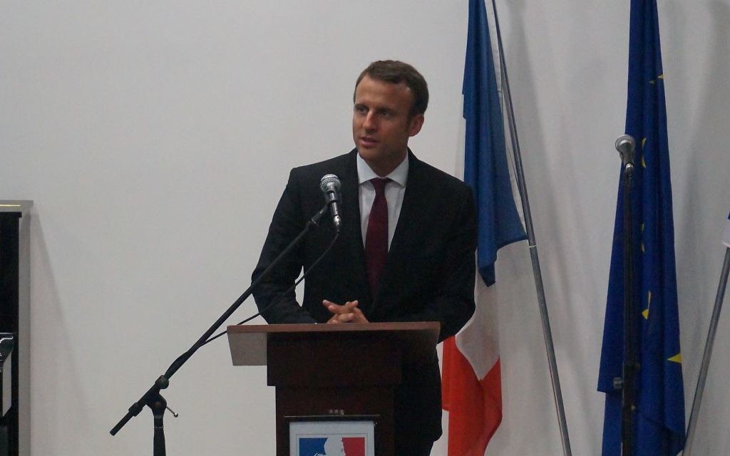 Emmanuel Macron au Collège-Lycée Mikvé Israël le 6 septembre 2015 (Crédit : Charlotte Guimbert)