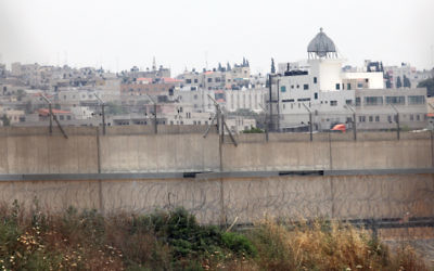 Qalqilya, vue depuis la barrière de sécurité en Cisjordanie, en 2009. (Crédit : Yossi Zamir/Flash90)