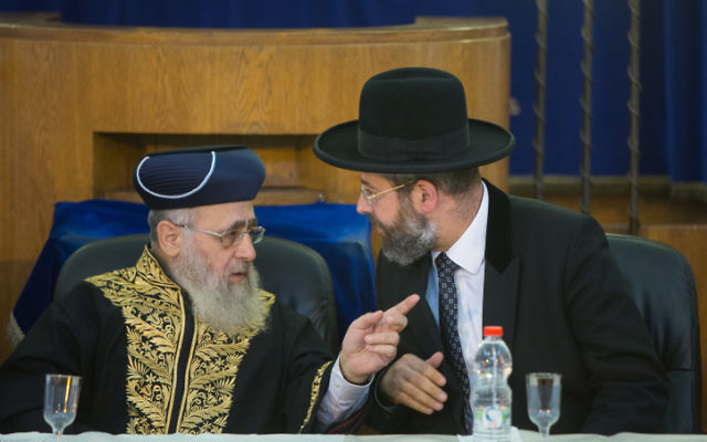 Le Grand rabbin ashkénaze d'Israël David Lau, à droite, et son homologue séfarade Yitzhak Yosef à Jérusalem, le 4 Septembre 2014. (Crédit : Yonatan Sindel/Flash90)