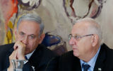 Le Premier ministre, Benjamin Netanyahu (à gauche) avec le président Reuven Rivlin lors de la session inaugurale de la 20e Knesset, le 31 mars 2015. (Crédit : Miriam Alster / Flash90)