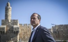 Le maire de Jérusalem, Nir Barkat, au sommet du musée de la Tour de David, le 14 avril 2015 (Crédit : Hadas Parush/Flash90)