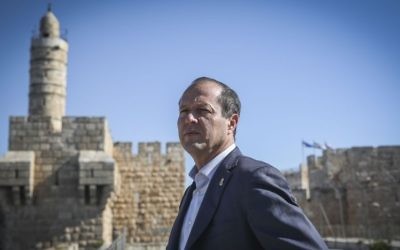Le maire de Jérusalem, Nir Barkat, au sommet du musée de la Tour de David, le 14 avril 2015 (Crédit : Hadas Parush/Flash90)