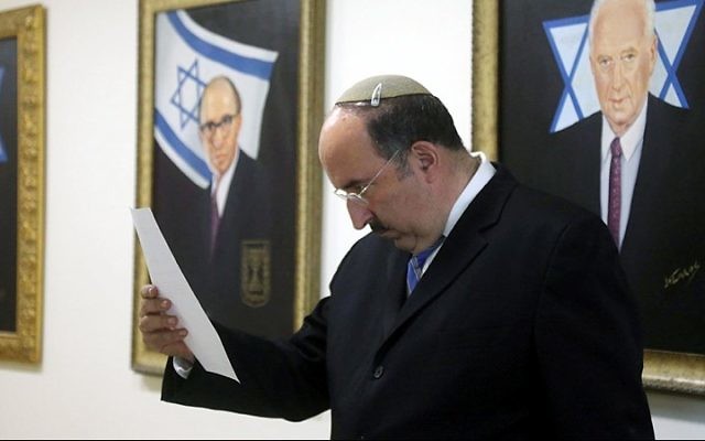 Le directeur du ministère des Affaires étrangères, Dore Gold, à la réunion hebdomadaire du cabinet à Jérusalem, le 5 août 2015 (Crédit : Marc Israel Sellem / Flash90)