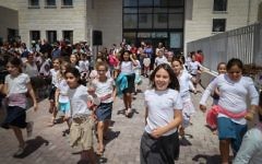 Les enfants sur leur chemin de l'école le jour de la rentrée, le 1er septembre. (Crédit : Gershon Elinson / Flash90)