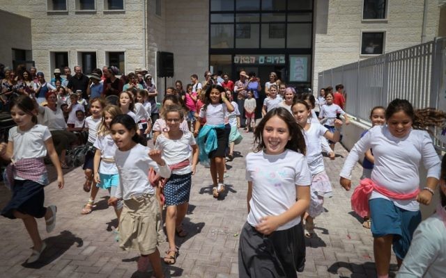 Les enfants sur leur chemin de l'école le jour de la rentrée, le 1er septembre. (Crédit : Gershon Elinson / Flash90) Les enfants sur leur chemin de l'école le jour de la rentrée, le 1er septembre. (Crédit : Gershon Elinson / Flash90)