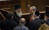 Le ministre de la Santé, Yaakov Litzman, (à gauche) avec le Premier ministre Benjamin Netanyahu après avoir prêté serment en tant que ministre de la Santé  à la Knesset le 2 septembre 2015 (Crédit : Yonatan Sindel / Flash90)