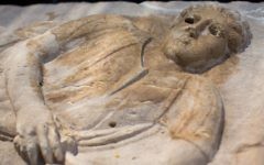 Sarcophage de l'époque romaine que des ouvriers israéliens ont découvert à Ashkelon (Crédit : Yonatan Sindel/Flash90)