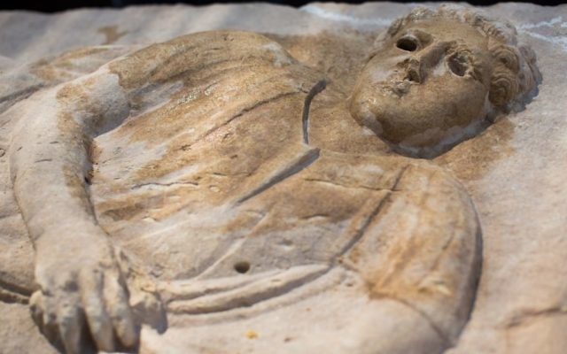Sarcophage de l'époque romaine que des ouvriers israéliens ont découvert à Ashkelon (Crédit : Yonatan Sindel/Flash90)
