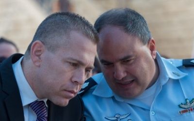 Le ministre de la Sécurité intérieure, Gilad Erdan (à gauche) avec le commissaire de police adjoint, Bentzi Sau à Jérusalem le 7 septembre 2015. (Crédit : Yonatan Sindel / Flash90)