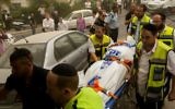 Les secouristes de  Zaka portent un corps dans le quartier de Romema à Jérusalem, où un couple a été retrouvé mort après avoir inhalé du gaz, le mardi 8 septembre 2015 (Crédit : Yonatan Sindel / Flash90)