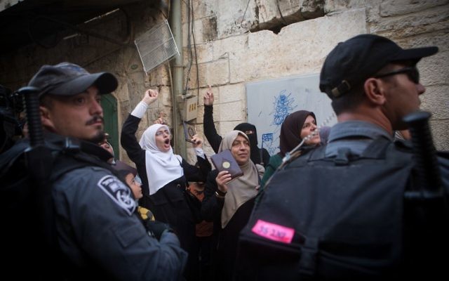 Les femmes musulmanes palestiniennes du groupe Muoribatat criant des slogans et tenant le Coran lors d'une manifestation contre la police dans la Vieille Ville de Jérusalem le 17 septembre 2015 (Crédit : Miriam Alster / Flash90) Les femmes musulmanes palestiniennes du groupe Muoribatat criant des slogans et tenant le Coran lors d'une manifestation contre la police dans la Vieille Ville de Jérusalem le 17 septembre 2015 (Crédit : Miriam Alster / Flash90)
