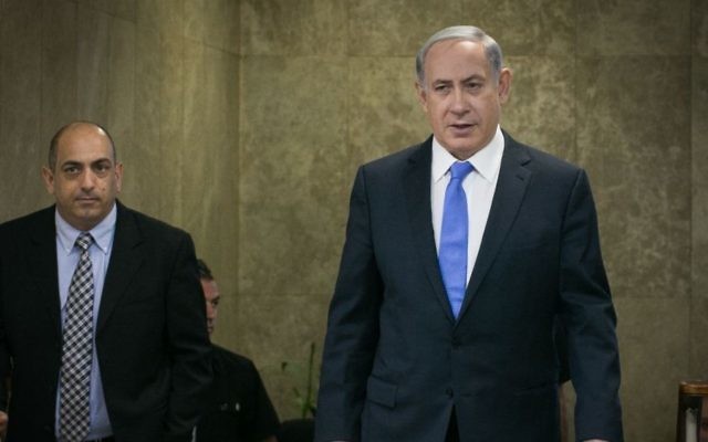 Benjamin Netanyahu arrivant à la réunion hebdomadaire du cabinet à Jérusalem le 20 septembre 2015 (Crédit : Ohad Zwigenberg / POOL)