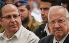 Reuven Rivlin, à droite, et le ministre de la Défense Moshe Ya'alon vus à une cérémonie marquant les 42 ans depuis la guerre de Yom Kippour, tenue au cimetière militaire du mont Herzl à Jérusalem, le 24 septembre, 2015. (Crédit :Hadas Parush / Flash90)