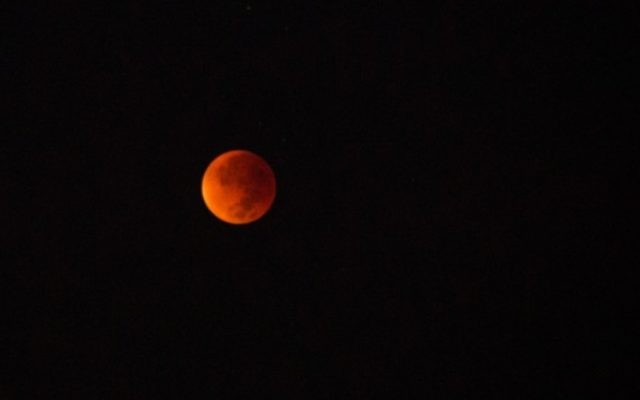 Photo d'une éclipse lunaire totale combinée avec une super lune à Tel-Aviv, Israël, le 28 septembre 2015 (Crédit : Miriam Alster / Flash90)