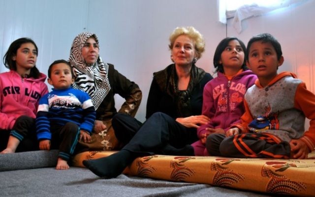 Dr Georgette Bennett, chef de l'Alliance multiconfessionnelle pour les réfugiés syriens, avec une famille dans le camp de réfugiés de Jordanie Zaarati en février 2015. (Crédit : Autorisation)