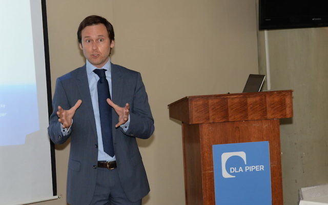 Patrick Van Eecke s'exprime au séminaire à Tel Aviv (Crédit : autorisation) Patrick Van Eecke s'exprime au séminaire à Tel Aviv (Crédit : autorisation)