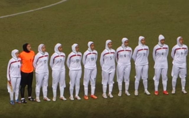 L'équipe nationale iranienne de football féminin avant un match. Illustration. (Crédit : capture d'écran YouTube/Elm Owen)