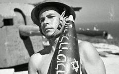 Un soldat de la brigade juive portant une ogive où l'on peut lire 'cadeau pour Hitler'