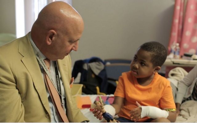 Dr L. Scott Levin pendant une visite post-opératoire avec  Zion Harvey, 8 ans, qui a subi une greffe de la main bilatérale en juillet 2015 au Centre hospitalier pour enfants de Philadelphie. (Crédit :  CHOP)