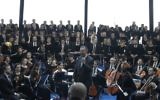 Le rabbin David Rosen de l'AJC lors d'une représentation de "La souffrance des innocents", réalisée par l'orchestre et le chœur du Chemin Néocatéchuménal en Galilée pour marquer les 70 ans à la fin de l'Holocauste. (Crédit : Autorisation)