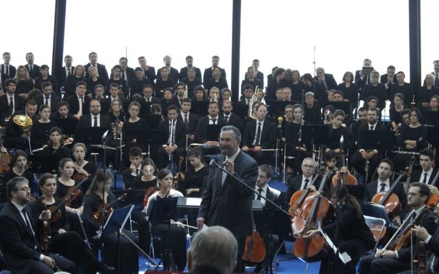 Le rabbin David Rosen de l'AJC lors d'une représentation de "La souffrance des innocents", réalisée par l'orchestre et le chœur du Chemin Néocatéchuménal en Galilée pour marquer les 70 ans à la fin de l'Holocauste. (Crédit : Autorisation)
