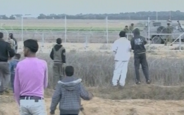 Des habitants de Gaza s'approchant de la clôture à la frontière israélienne, en novembre 2012 (Crédit : Capture d'écran Deuxième chaîne) Des habitants de Gaza s'approchant de la clôture à la frontière israélienne, en novembre 2012 (Crédit : Capture d'écran Deuxième chaîne)