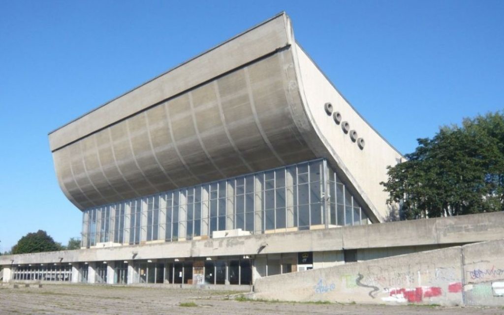 Le Palais des concerts et des sports de Vilnius, un complexe fermé depuis une décennie, pourrait devenir un centre de conférences, en Lituanie. (Crédit : Flickr Commons via JTA)